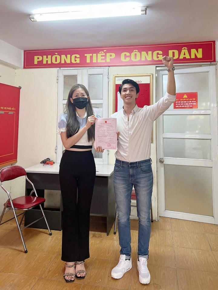 Á hậu Phương Nga và diễn viên Bình An hoàn tất thủ tục đăng ký kết hôn. Ảnh: FBNV. 