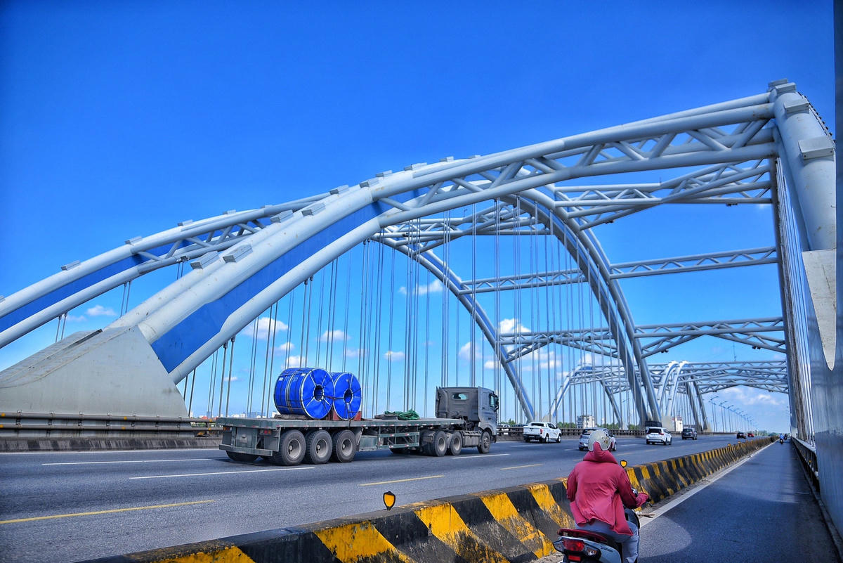 Ngay sau khi cầu Đông Trù được đưa vào sử dụng cầu đã góp phần đáng kể vào việc giảm tải giao thông giữa hai bên bờ sông Đuống, cũng như của TP Hà Nội.