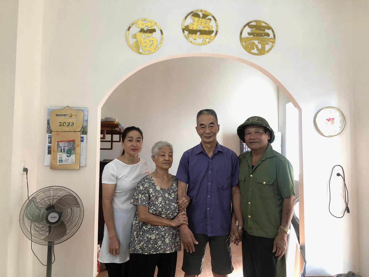 Ông Lê Phương Yên, Quyền Chủ tịch Hội nạn nhân CĐDC/dioxin phường Bạch Đằng (ngoài cùng bên phải) đến thăm hỏi, động viên gia đình ông Đào Xuân Thịnh.