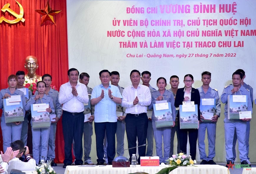 Chủ tịch Quốc hội tặng quà cán bộ, người lao động thuộc diện đối tượng chính sách. (Ảnh: Lâm Hiển)