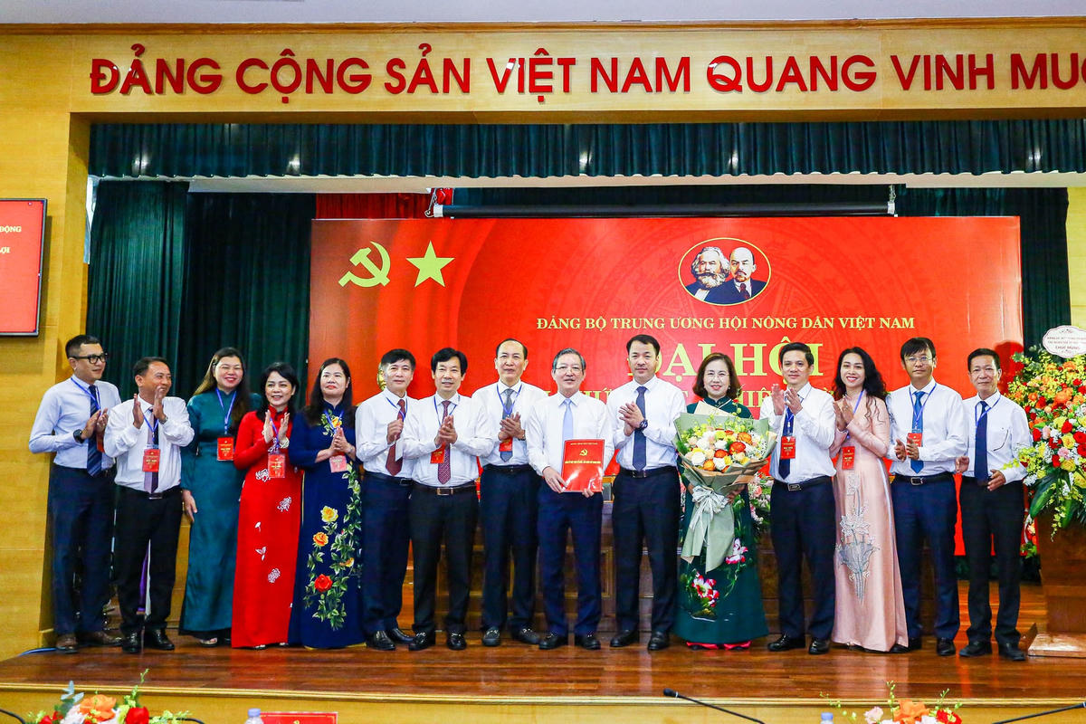 Ban Chấp hành Đảng bộ Trung ương Hội Nông dân Việt Nam ra mắt Đại hội. Ảnh: Quang Vinh