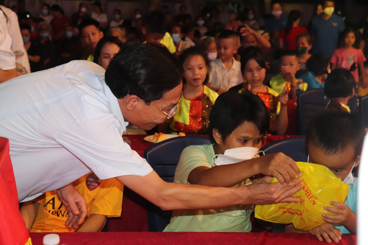Ông Đầu Thanh Tùng, Phó Chủ tịch UBND tỉnh tặng quà cho các em thiếu nhi.