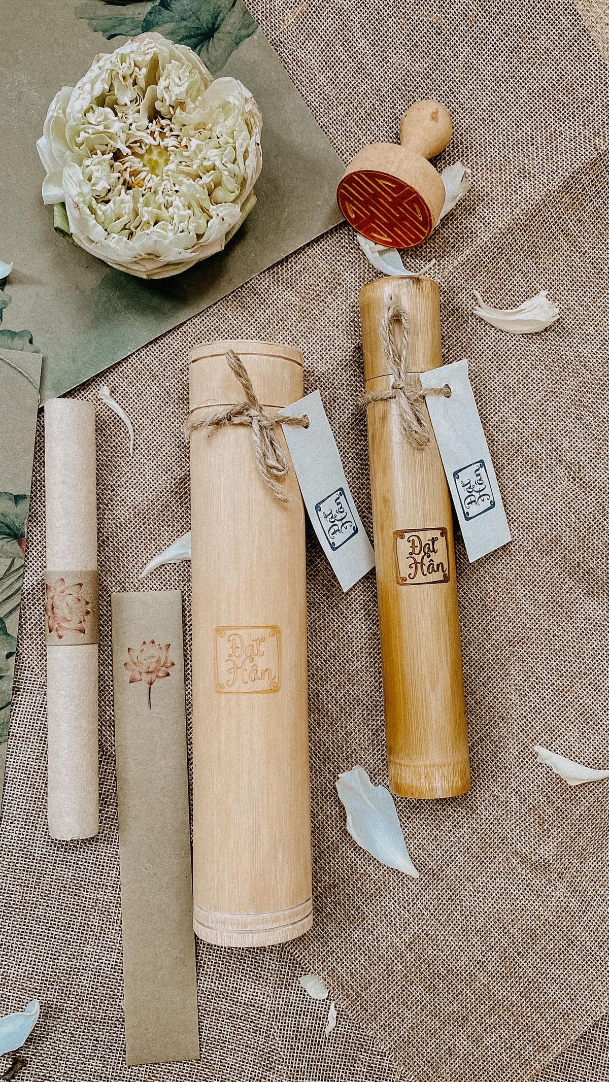 Toàn bộ thiệp cưới đều được cô và bạn trai thực hiện thủ công. Ảnh: NVCC. 