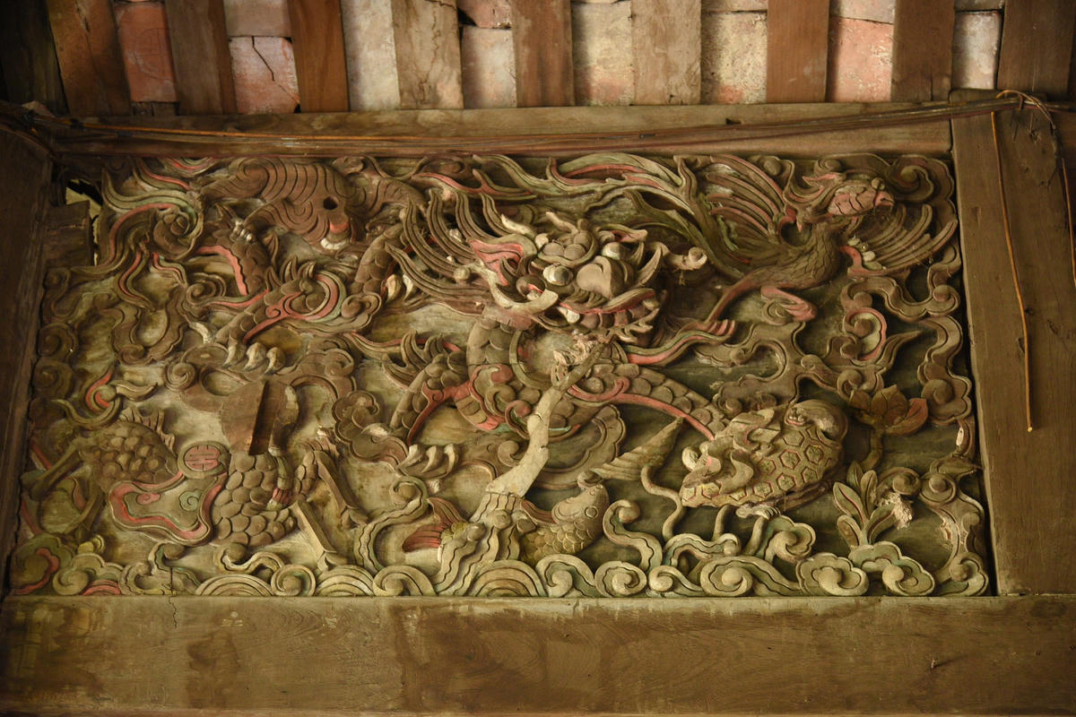 Các bức phù điêu bằng gỗ khắc hình rồng thời Trần cũng bị mối mọt.