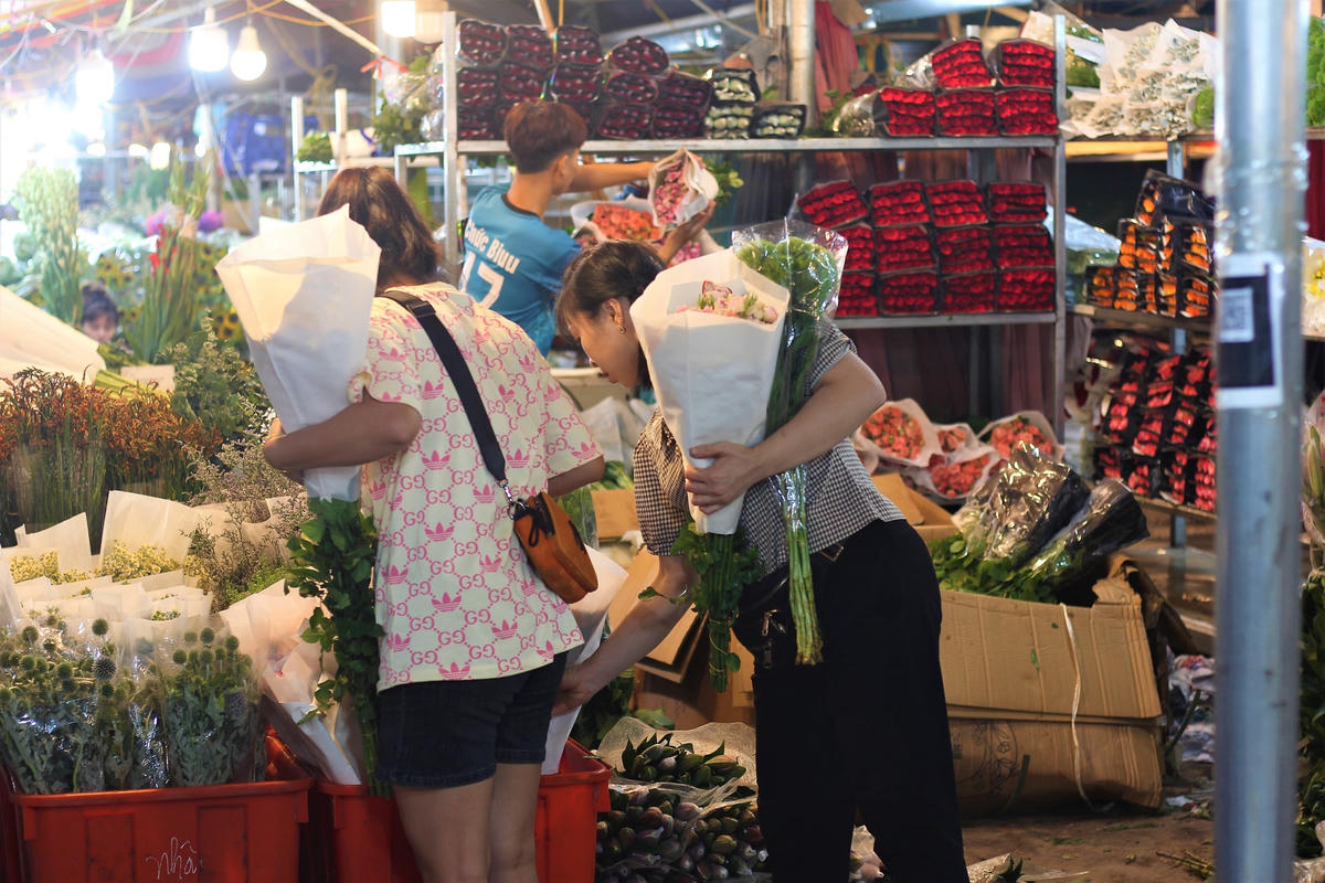 Khu chợ hoa đêm nào cũng tấp nập kẻ mua, người bán. Trước đây chợ chỉ mở về đêm từ 22h đến rạng sáng nhưng hiện tại do nhu cầu mua bán nên chợ mở thêm vào ban ngày. Hoa được nhập từ những làng hoa nổi tiếng tại Hà Nội, Vĩnh Phúc, Đà Lạt. Những bông hoa tại đây được chăm chút khá kỹ lưỡng nên luôn tươi mới khiến du khách như lạc vào một cánh đồng hoa bạt ngàn.