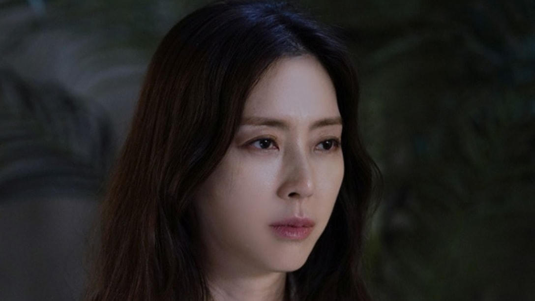 “Phía sau khung cửa sổ” xoay quanh vợ chồng nhà Shin Myung Seop. 