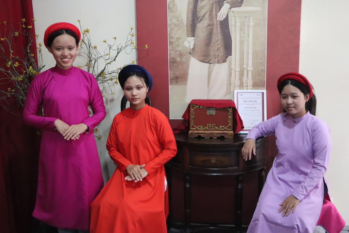 Nhiều bạn trẻ thử nghiệm trang phục truyền thống.