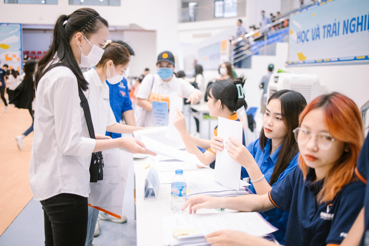 Thí sinh làm thủ tục nhập học tại trường đại học.