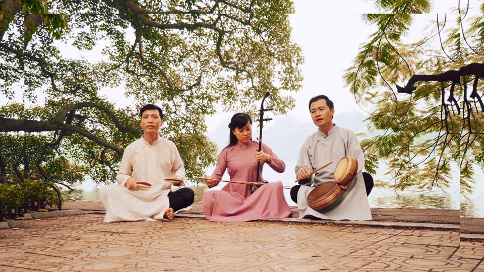 Nghệ sĩ Nguyễn Quang Long (phải) và nhóm Xẩm Hà thành biểu diễn bên hồ Hoàn Kiếm (Hà Nội).