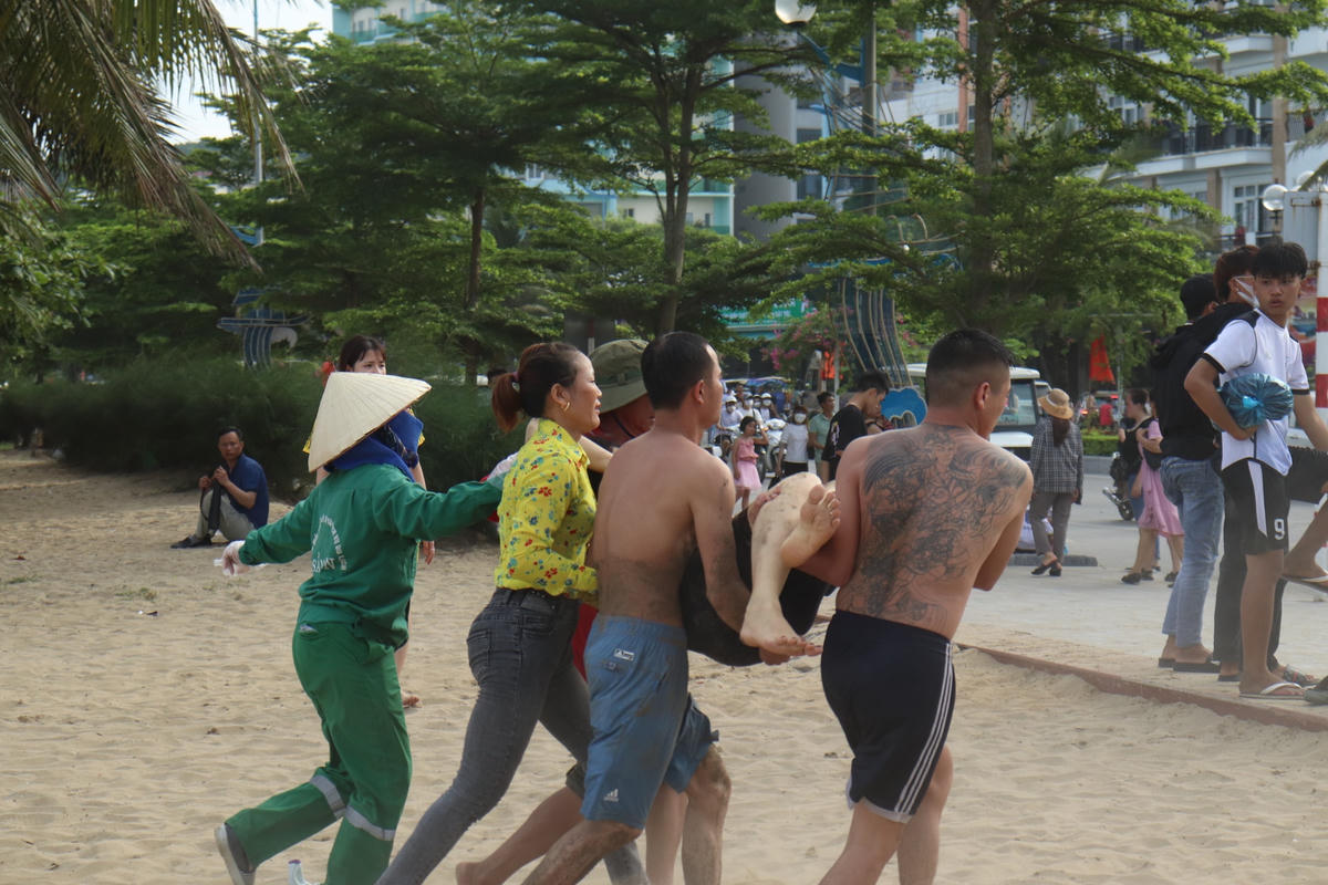 Một phụ nữ được phát hiện bị ngạt nước khi tắm biển. Sau đó, người này đã được đưa ngay lên bờ và mang lên xe cấp cứu đang trực sẵn 24/24 gần đó.