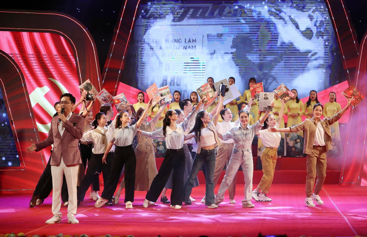 Văn nghệ chào mừng  lễ trao giải báo chí toàn quốc “Vì sự nghiệp phát triển văn hoá, thể thao và du lịch” lần thứ nhất.