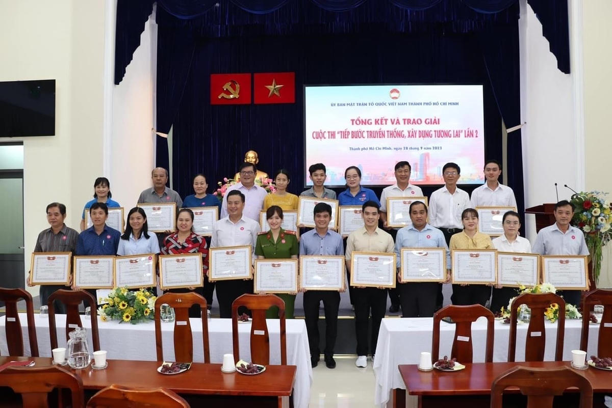 Ông Ngô Thanh Sơn, Phó Chủ tịch Ủy ban MTTQ Việt Nam Thành phố trao giải cho các cá nhân và tập thể có thành tích cao.