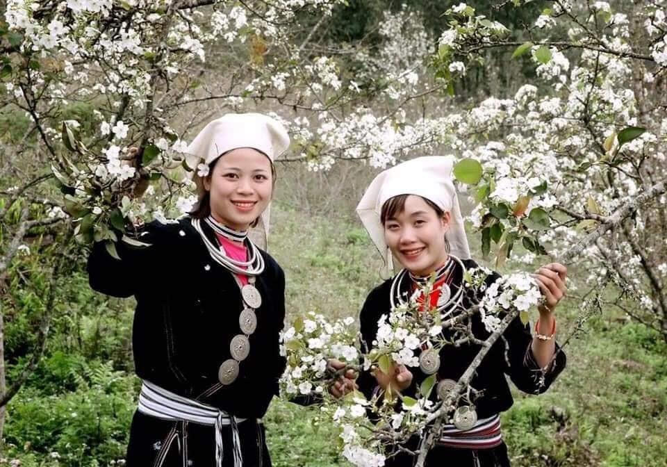 Những thiếu nữ Hồng Thái, Na Hang tinh khôi như đóa hoa lê thơm ngọt giữa đại ngàn Tây Bắc.