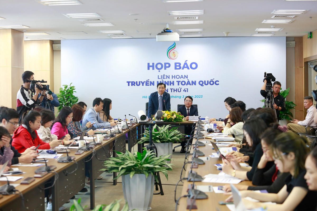 Toàn cảnh họp báo.