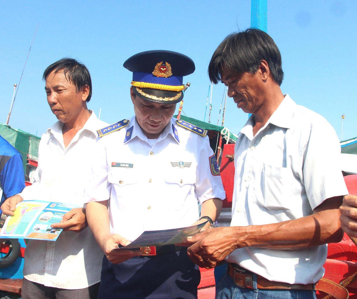 Đại tá Lê Huy Sinh tuyên truyền cho ngư dân về IUU.