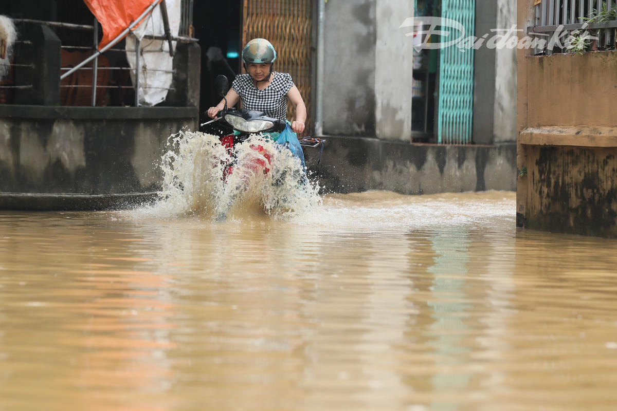 Hà Nội: Người dân Chương Mỹ ngồi trên giường chờ nước rút 