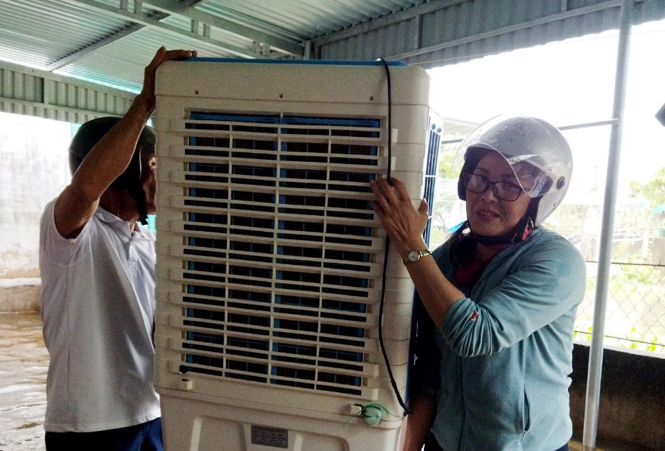 Gió lốc khiến nhiều nhà dân ở Hà Tĩnh bị tốc mái