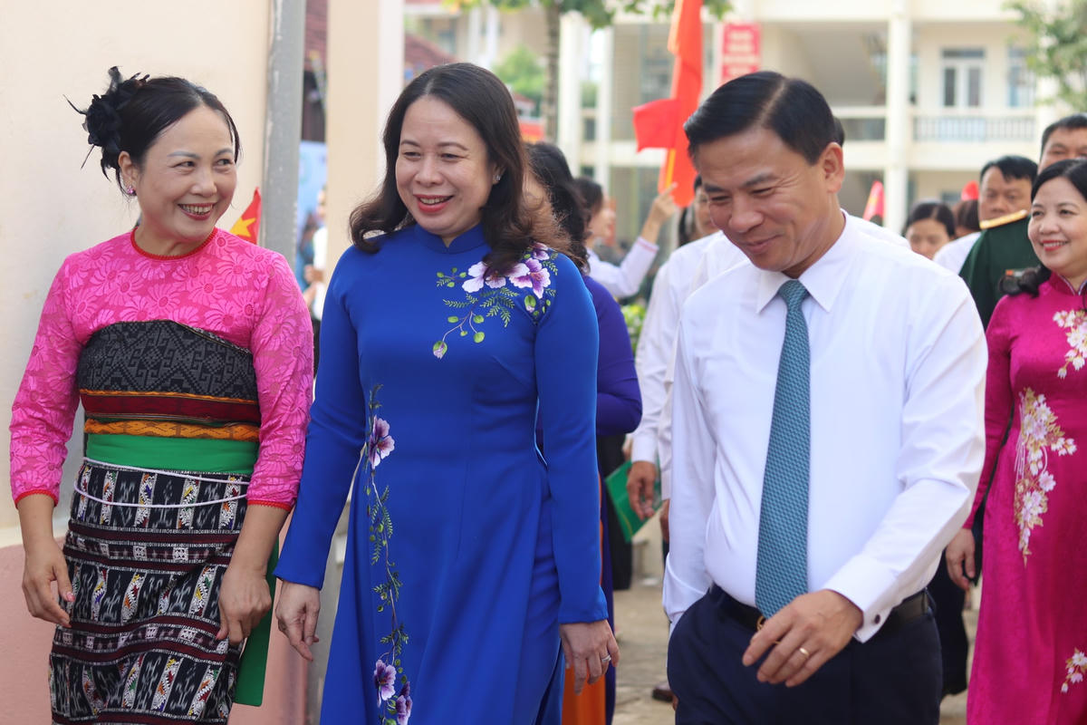 Cùng đi với Phó Chủ tịch nước có ông Đỗ Trọng Hưng, Bí thư Tỉnh ủy Thanh Hóa.