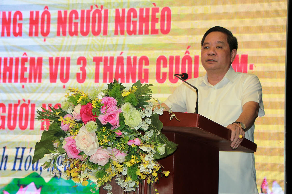 Ông Võ Minh Khoa, Phó Chủ tịch Ủy ban MTTQ tỉnh Thanh Hóa trình bày dự thảo báo cáo kết quả chăm lo, vận động, giúp đỡ người nghèo và thực hiện chương trình an sinh xã hội 9 tháng năm 2023.