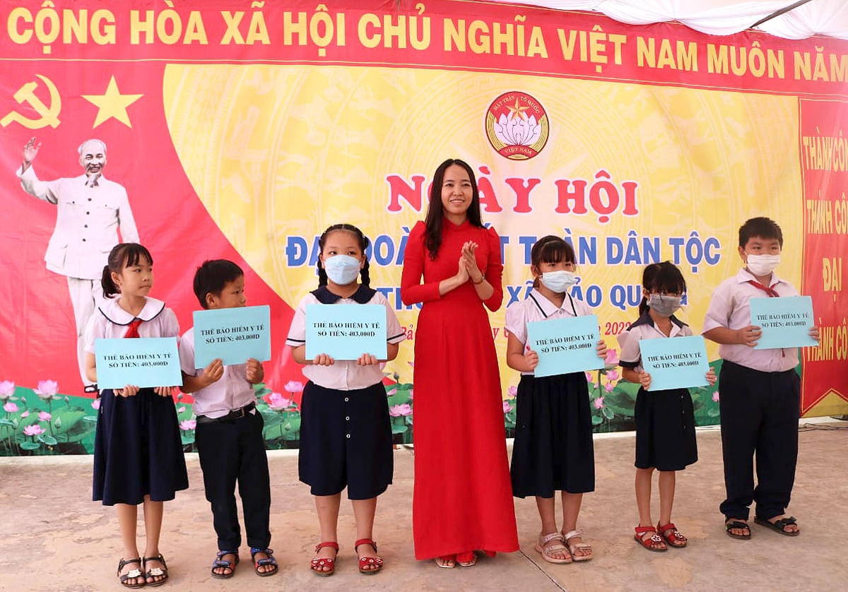 Bà Lương Thị Bảo Thùy trao tặng thẻ bảo hiểm y tế cho các học sinh có hoàn cảnh khó khăn trên địa bàn xã Bảo Quang.