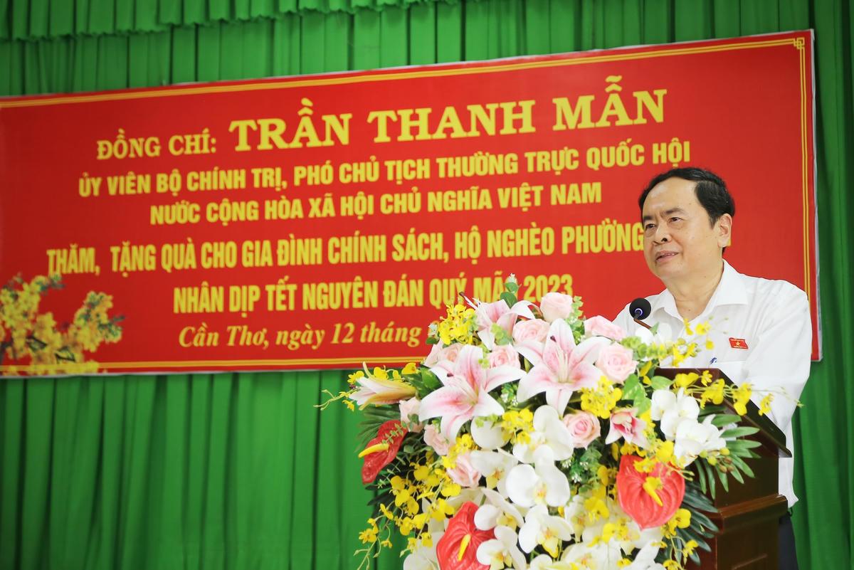 Phó Chủ tịch thường trực Quốc hội Trần Thanh Mẫn thông tin chung về tình hình kinh tế xã hội và chúc Tết và con. 