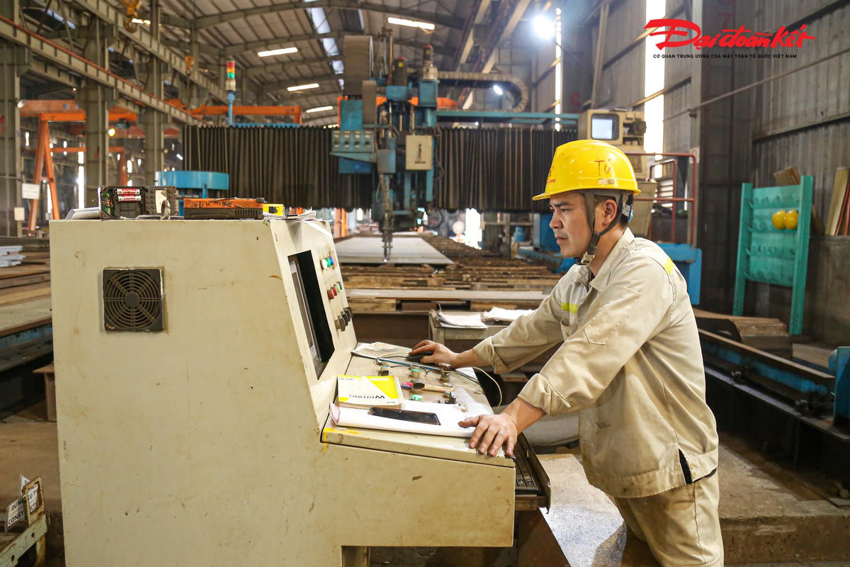 Hệ thống máy móc được công nhân tính toán kỹ lưỡng từng bộ phận của cầu.