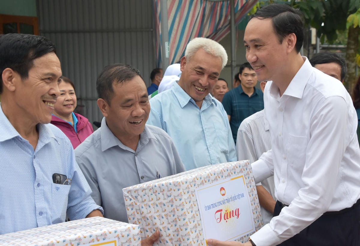 Phó Chủ tịch Phùng Khánh Tài khảo sát một số mô hình xử lý rác thải tại Tuyên Quang