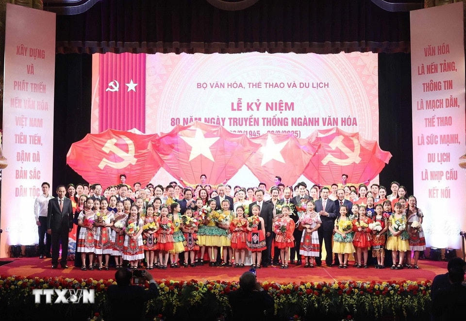 Tổng Bí thư Tô Lâm, Thủ tướng Phạm Minh Chính và các nghệ sỹ. (Ảnh: Thống Nhất/TTXVN)