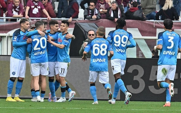Napoli dễ dàng đè bẹp Torino (Ảnh: Getty).