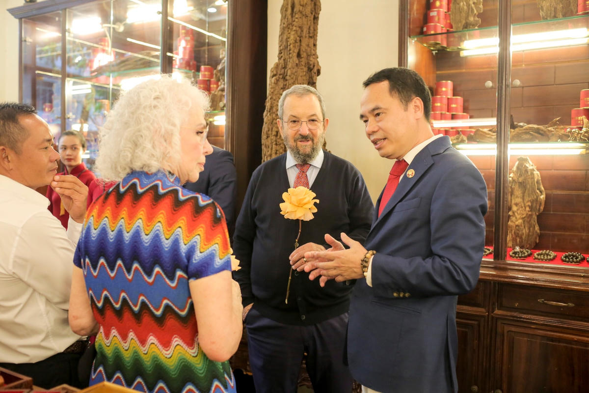 Ông Nguyễn Văn Tưởng trò chuyện cùng cựu Thủ tướng Isarel Ehud Barak và Phu nhân khi tới thăm Công ty Trầm Hương Khánh Hòa.