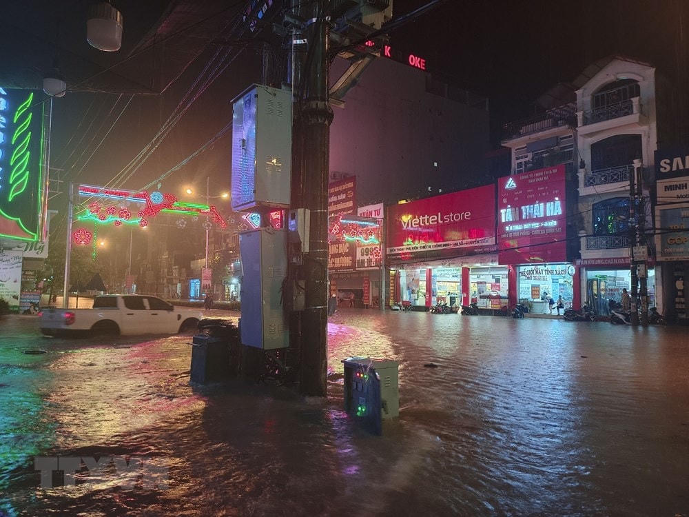 Nhiều tuyến đường trên địa bàn thành phố Điện Biên Phủ ngập sâu trong nước. (Ảnh: Xuân Tư/TTXVN).