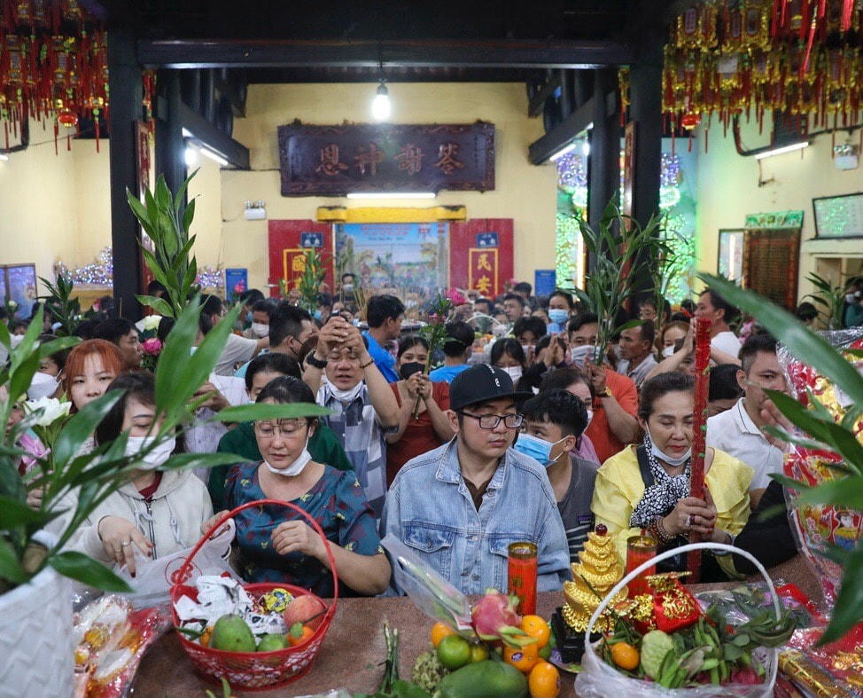 Khu vực chánh điện chật kín người đến bái Bà Thiên Hậu. (Ảnh: Y.K).