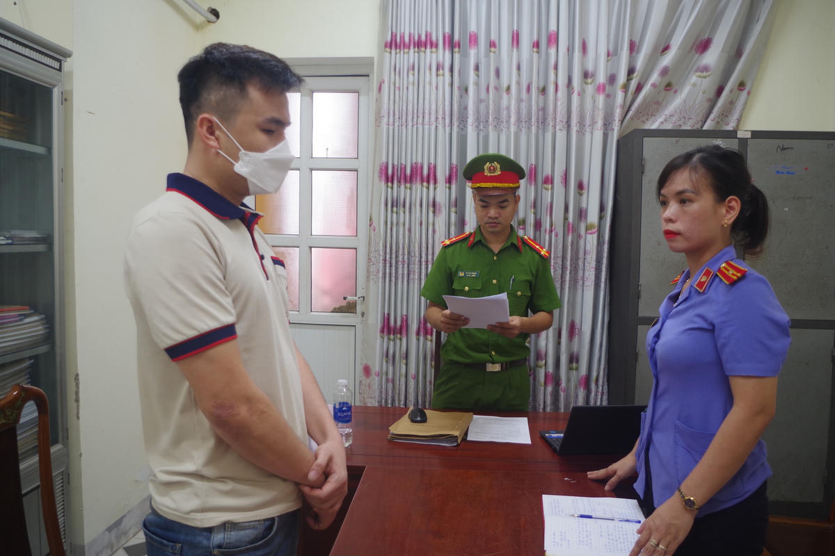 Cơ quan CSĐT đọc quyết định khởi tố vụ án hình sự đối với Nguyễn Văn Hoàng.