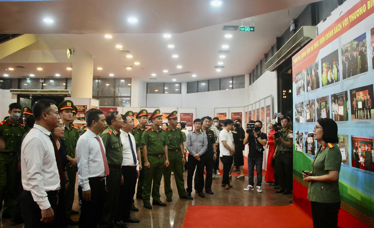 Đại biểu tham quan triển lãm.