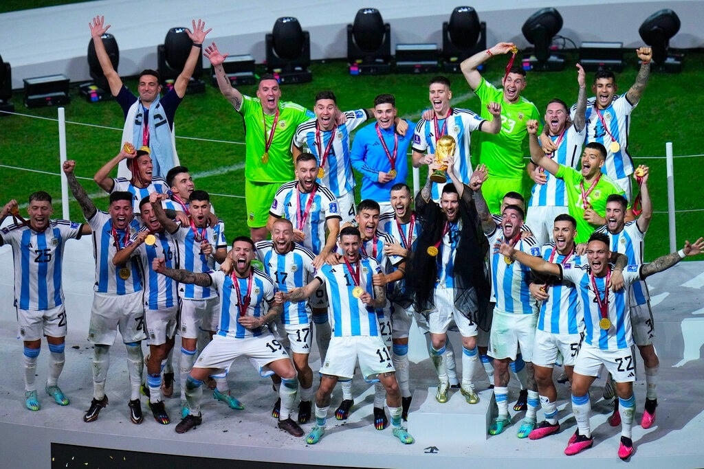 Argentina lần thứ 3 vô địch World Cup khi trải qua trận cầu vô cùng kịch tính trước Pháp ở trận chung kết diễn ra tối 18/12. Hai đội hòa nhau 3-3 sau hai hiệp chính và hiệp phụ, nhưng Messi và các đồng đội giành chiến thắng 4-2 sau loạt sút luân lưu cân não (Ảnh: AP).