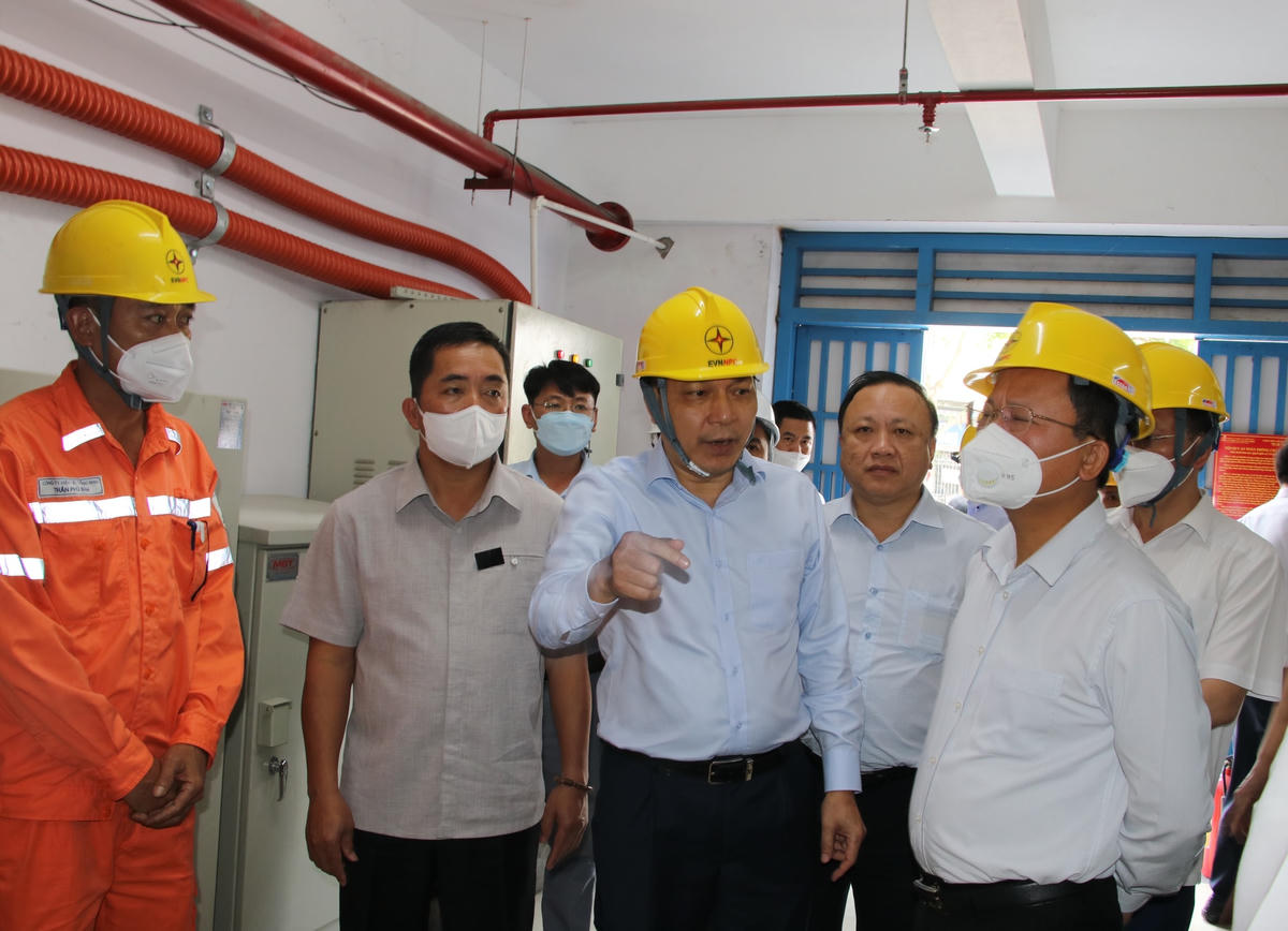 Thứ trưởng Bộ Công Thương Đặng Hoàng An kiểm tra tại sân vận động Cẩm Phả chuẩn bị cho SEA Game.