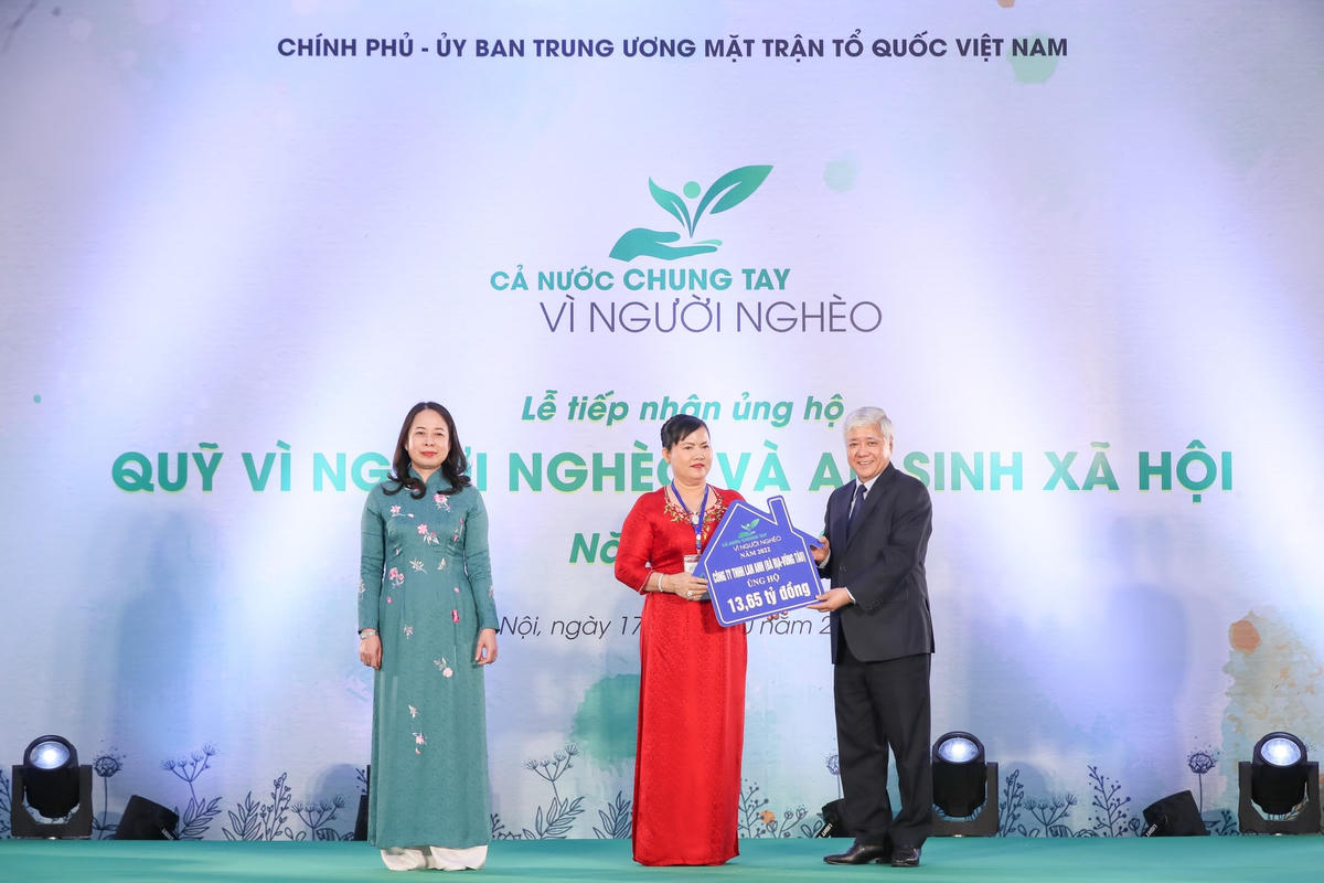 [ẢNH] Nhiều doanh nghiệp, người dân đến ủng hộ Quỹ 'Vì người nghèo' và chương trình an sinh xã hội 