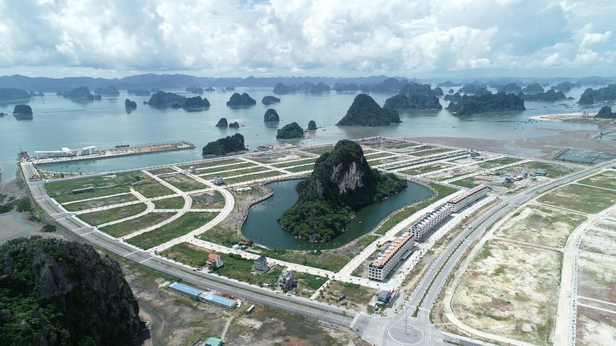 "Hòn non bộ khủng" gây "bão" MXH những ngày qua là hòn Dê nằm trong Dự án Khu đô thị mới Ao Tiên, một dự án động lực, trọng điểm tại Khu kinh tế Vân Đồn (Quảng Ninh).
