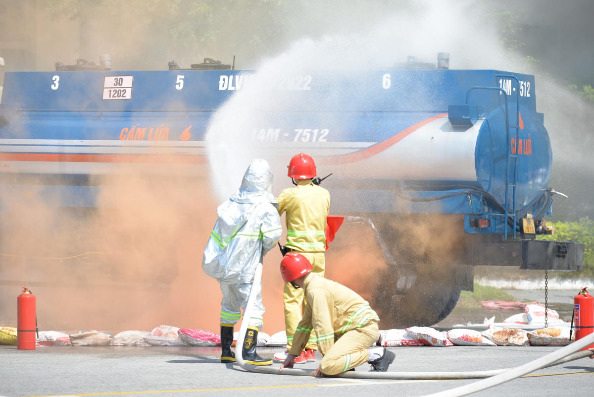 Lực lượng chức năng xử lý xe bồn chở xăng.