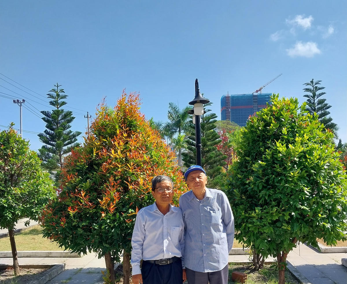 Nhà văn Cao Duy Thảo (bên phải) và tác giả viếng Nghĩa trang Liệt sĩ Quy Nhơn.  