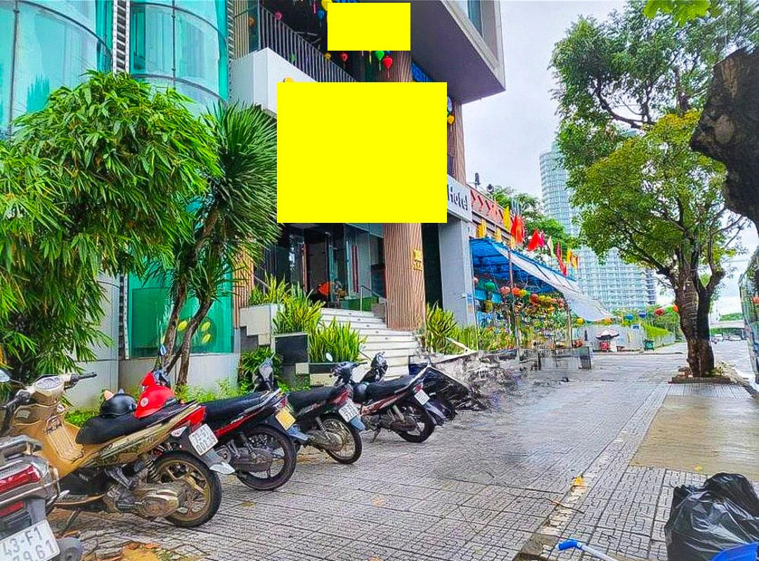 Khách sạn và khoảng vỉa hè, nơi xảy ra vụ việc.