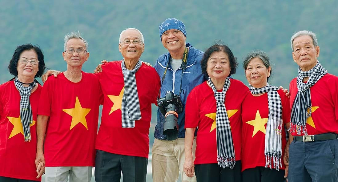 Nghệ sĩ nhiếp ảnh Nguyễn Á và các cựu tù Côn Đảo. Ảnh NVCC.