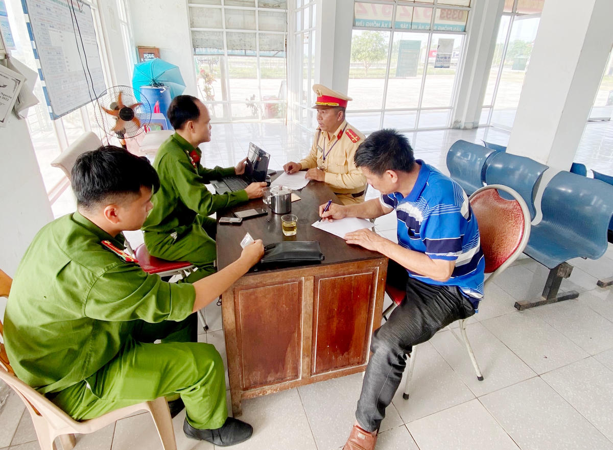 Tổ tuần tra CSGT tiến hành lập biên bản sự việc và bàn giao cho Công an TX Hồng Lĩnh xử lý.