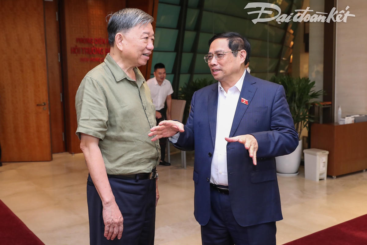 Thủ tướng Phạm Minh Chính trao đổi với Bộ trưởng Bộ Công an Tô Lâm trong giờ giải lao. (Ảnh: Quang Vinh).