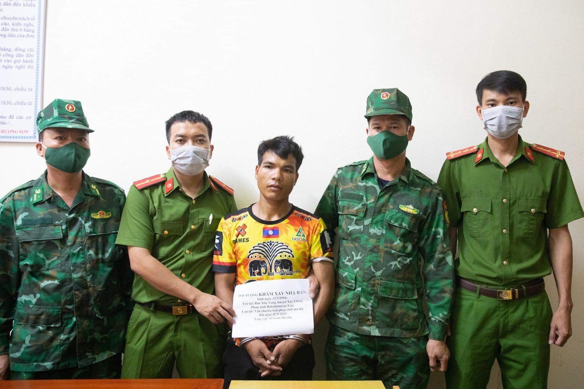 Đối tượng Khăm Xay Nhạ Ban bị bắt giữ khi đang vận chuyển 2 bánh heroin.