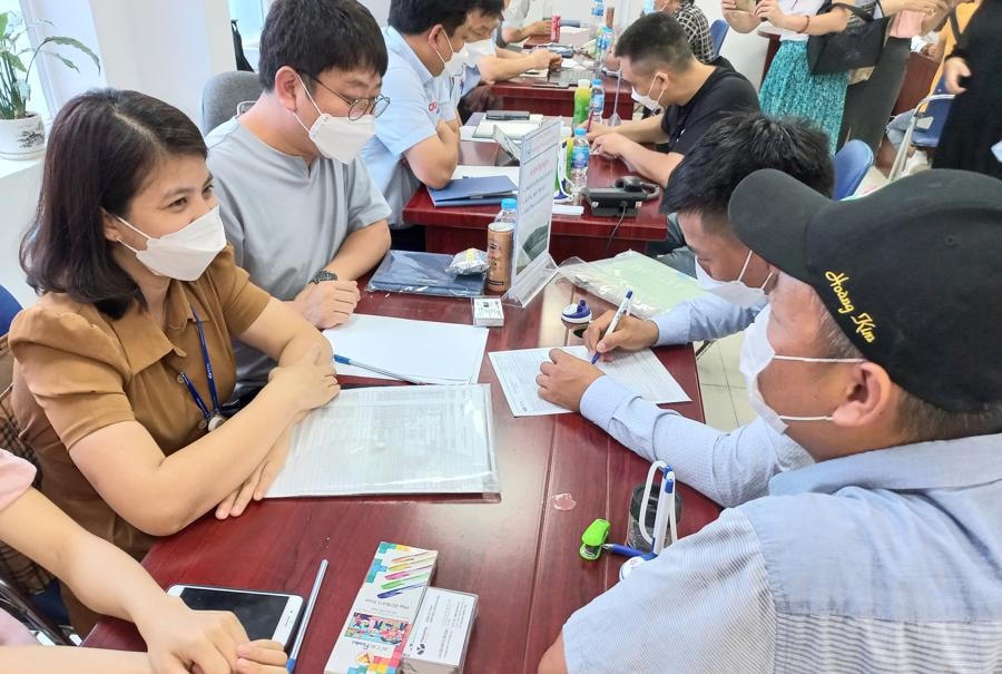 Lao động đi làm việc ở nước ngoài trở về nước tìm việc tại sàn giao dịch việc làm.