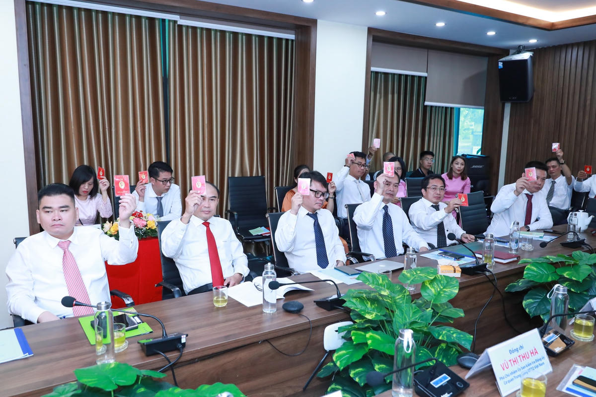 Biểu quyết thông qua Nghị quyết Đại hội.
