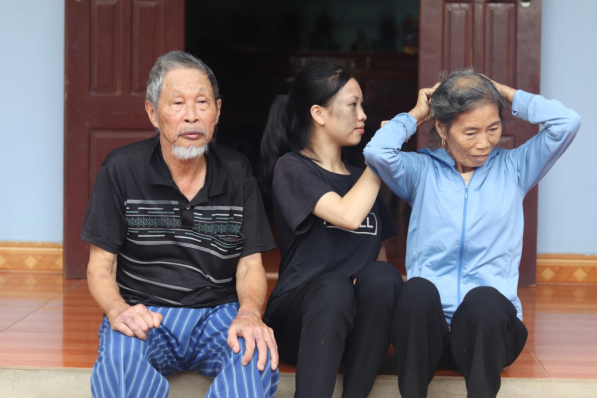 Nữ sinh nghèo mắc dị tật đạt 27.25 điểm, lo không có tiền vào đại học