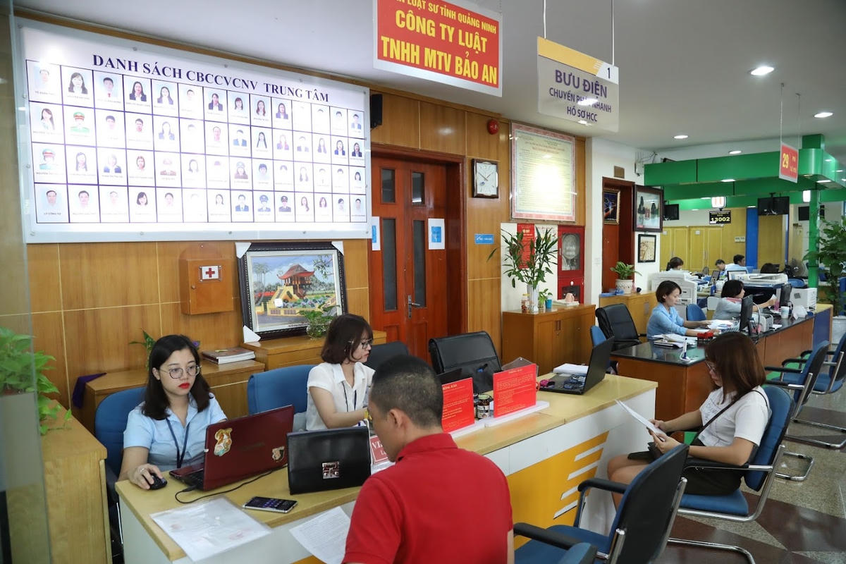 Bộ Nội vụ đang đưa ra các giải pháp để “giữ chân” cán bộ, công chức, viên chức. Ảnh: Quang Vinh.