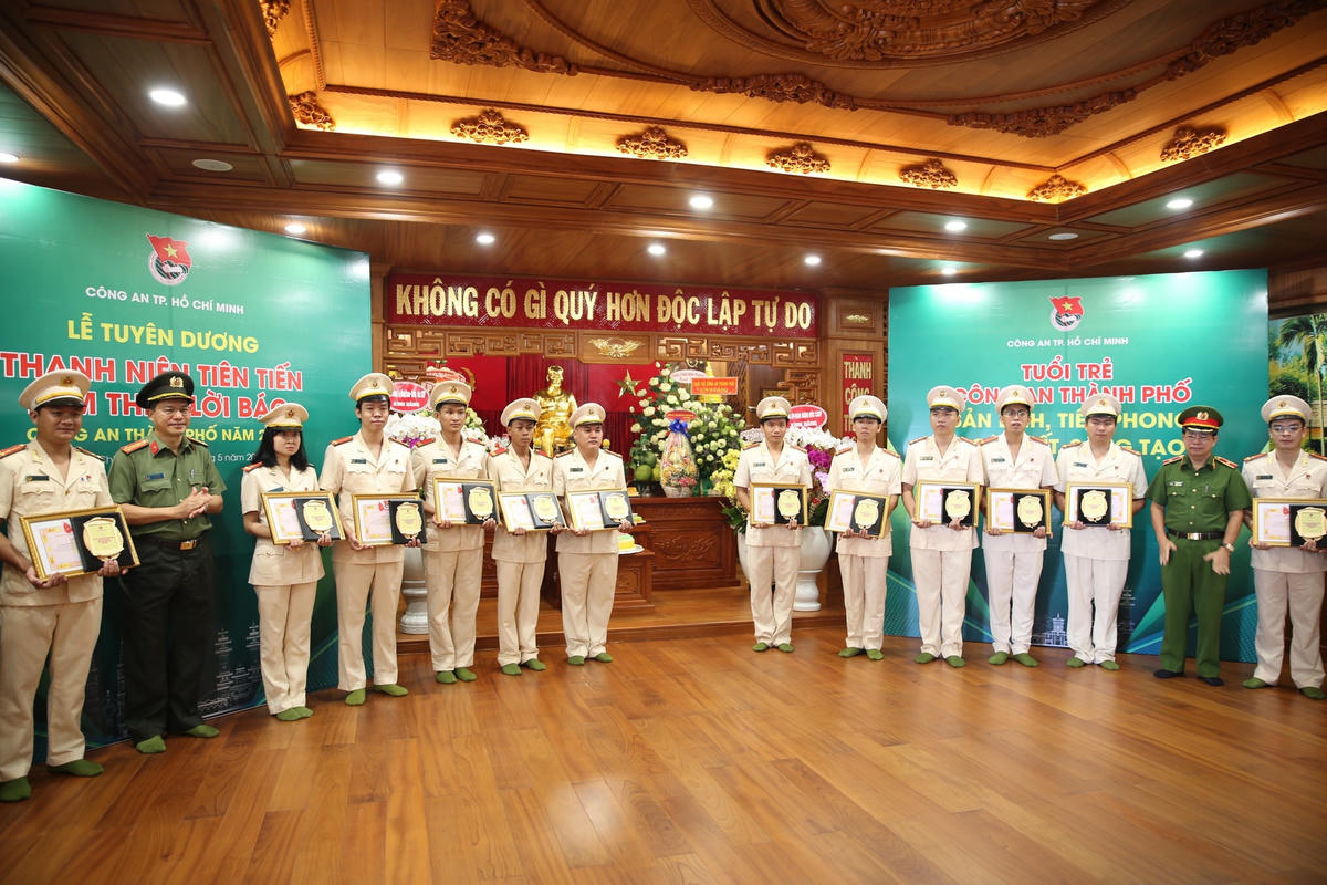 Thiếu tướng Trần Đức Tài trao Giấy khen tuyên dương 42 gương “Thanh niên tiên tiến làm theo lời Bác” năm 2023.